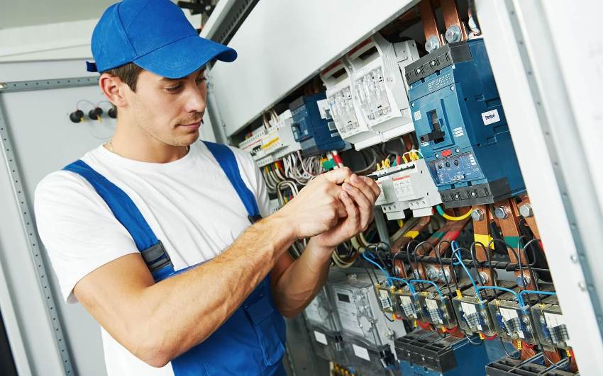 Les disjoncteurs situés dans les panneaux sont conçus pour protéger contre les surcharges et les courts-circuits et sont un composant très important de l'ensemble du système Les disjoncteurs situés dans les panneaux sont conçus pour protéger contre les surcharges et les courts-circuits et sont un composant très important de l'ensemble du système