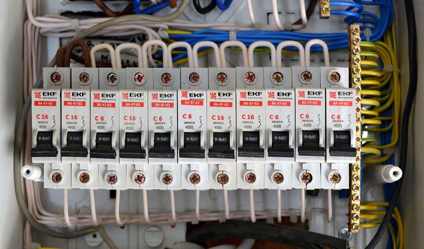 Tous les câbles sont connectés au tableau de distribution Tous les câbles sont connectés au tableau de distribution