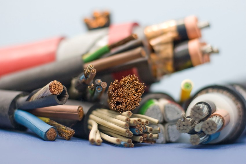 Le plus souvent, les électriciens professionnels utilisent un câble d'une section transversale de 2,5 mm Le plus souvent, les électriciens professionnels utilisent un câble d'une section transversale de 2,5 mm