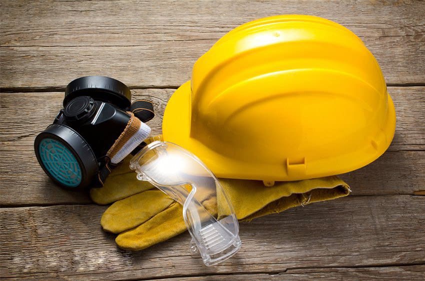 Lorsque vous travaillez avec un perforateur, lors de la poursuite, en plus des vêtements de protection, il est impératif d'avoir des gants et des lunettes Lorsque vous travaillez avec un perforateur, lors de la poursuite, en plus des vêtements de protection, il est impératif d'avoir des gants et des lunettes