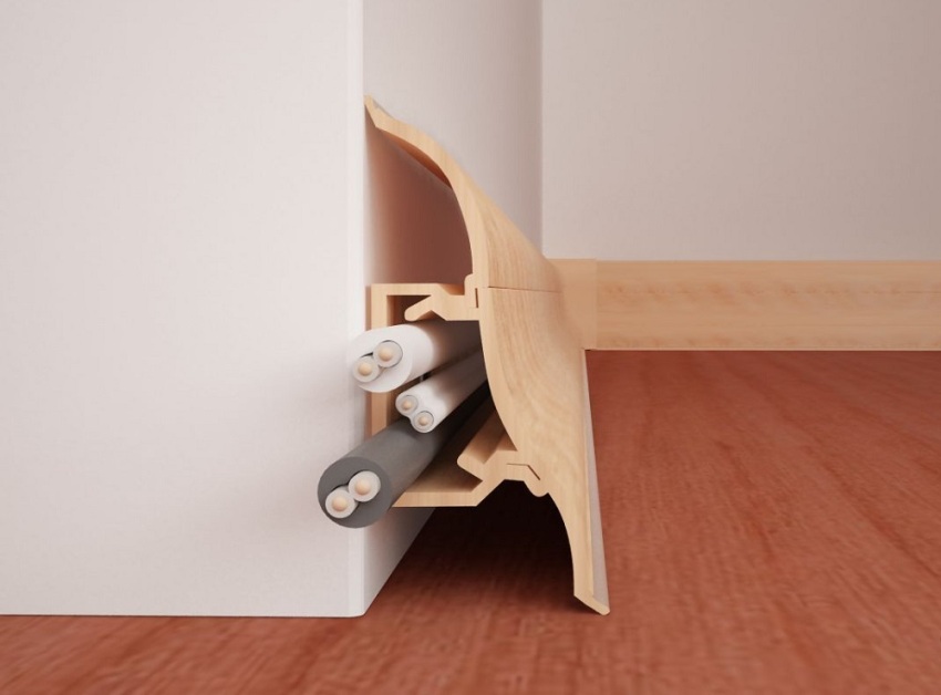 Le câblage dissimulé est mieux fait sous la plinthe, pas dans la gouttière Le câblage dissimulé est mieux fait sous la plinthe, pas dans la gouttière