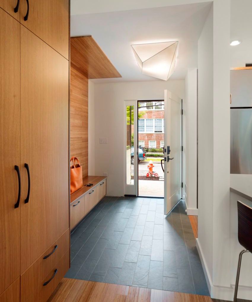 En skyvegarderobe laget av MDF vil koste mer enn en lignende skyvegarderobe laget av sponplater, siden dette materialet er veldig slitesterkt og motstandsdyktig mot fuktighet En skyvegarderobe laget av MDF vil koste mer enn en lignende skyvegarderobe laget av sponplater, siden dette materialet er veldig slitesterkt og motstandsdyktig mot fuktighet