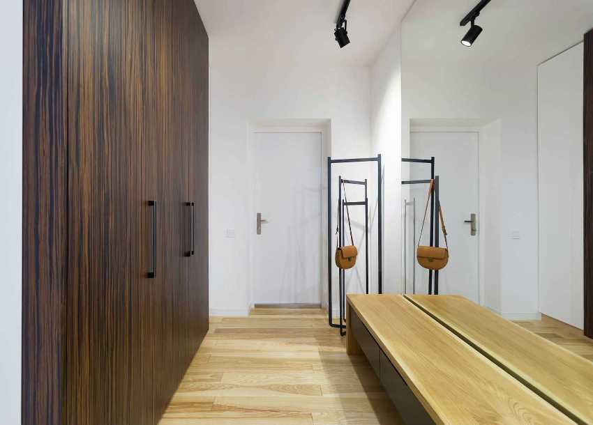 Skyve garderobe er en ikke-mobil struktur montert på ett sted Skyve garderobe er en ikke-mobil struktur montert på ett sted