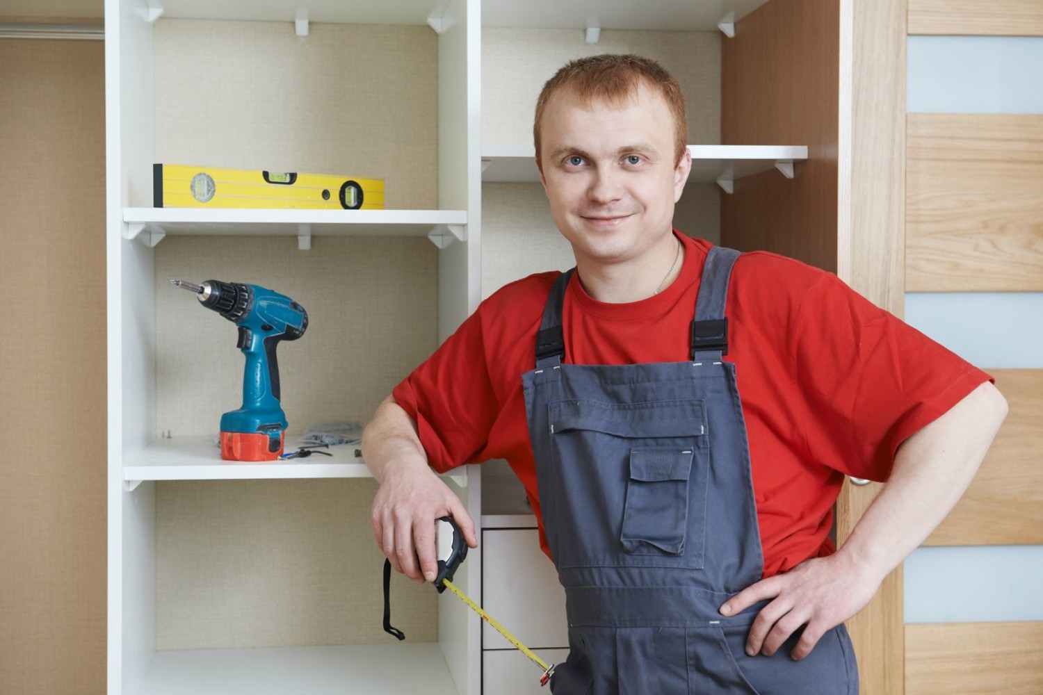 Selvlaget montering av garderoben vil ikke bare gi glede, men også spare på tjenestene til en spesialist Selvlaget montering av garderoben vil ikke bare gi glede, men også spare på tjenestene til en spesialist