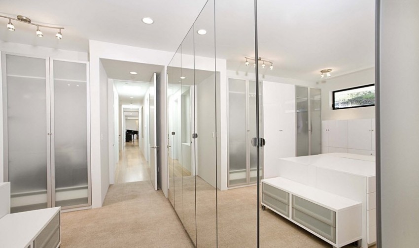 Skyvegarderoben er perfekt for ganger i forskjellige størrelser, den kan enkelt bygges inn i hvilken som helst nisje Skyvegarderoben er perfekt for ganger i forskjellige størrelser, den kan enkelt bygges inn i hvilken som helst nisje