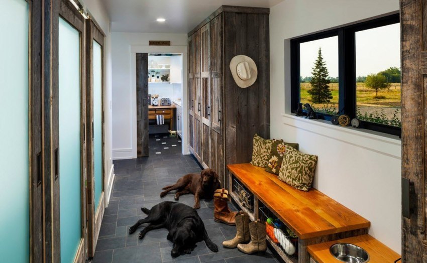 For garderober med svingdører, trengs det mer plass for å åpne dem enkelt For garderober med svingdører, trengs det mer plass for å åpne dem enkelt