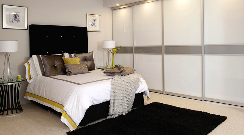 ตู้เสื้อผ้าสีขาวจะทำให้ห้องนอนมีน้ำหนักเบาและกว้างขวางมากขึ้น ตู้เสื้อผ้าสีขาวจะทำให้ห้องนอนมีน้ำหนักเบาและกว้างขวางมากขึ้น