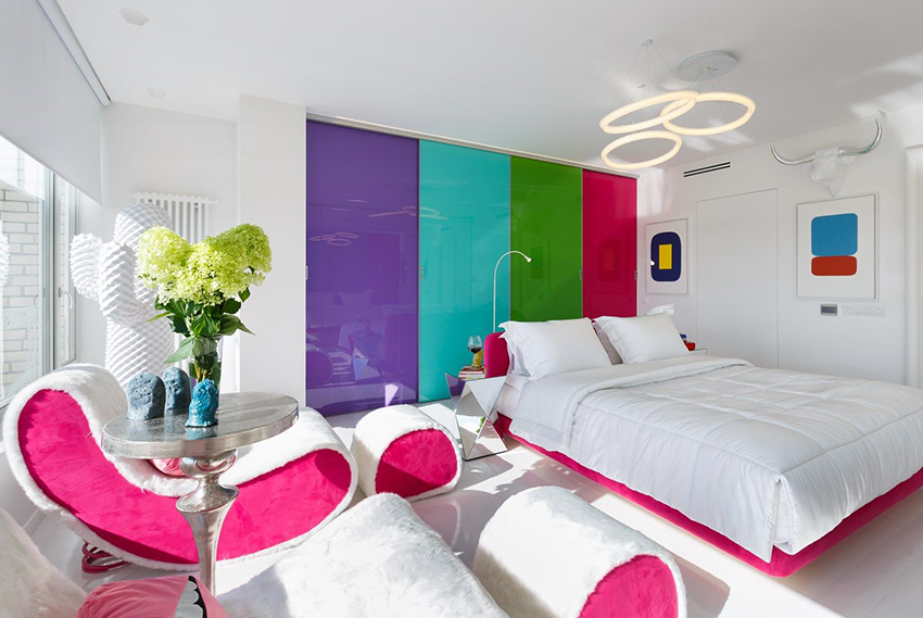 ตู้เสื้อผ้าบานเลื่อนสามารถทำหน้าที่เป็นสำเนียงที่สดใสในการตกแต่งภายในห้องนอน ตู้เสื้อผ้าบานเลื่อนสามารถทำหน้าที่เป็นสำเนียงที่สดใสในการตกแต่งภายในห้องนอน