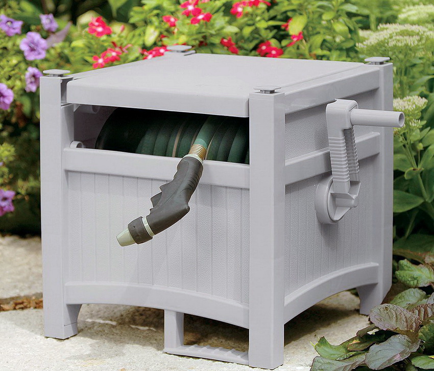 Aby wygodnie przechowywać bęben na wąż, możesz wyposażyć specjalne miejsce Aby wygodnie przechowywać bęben na wąż, możesz wyposażyć specjalne miejsce