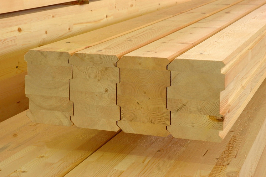 Les poutres profilées collées sont souvent utilisées pour la construction de maisons et de bains Les poutres profilées collées sont souvent utilisées pour la construction de maisons et de bains