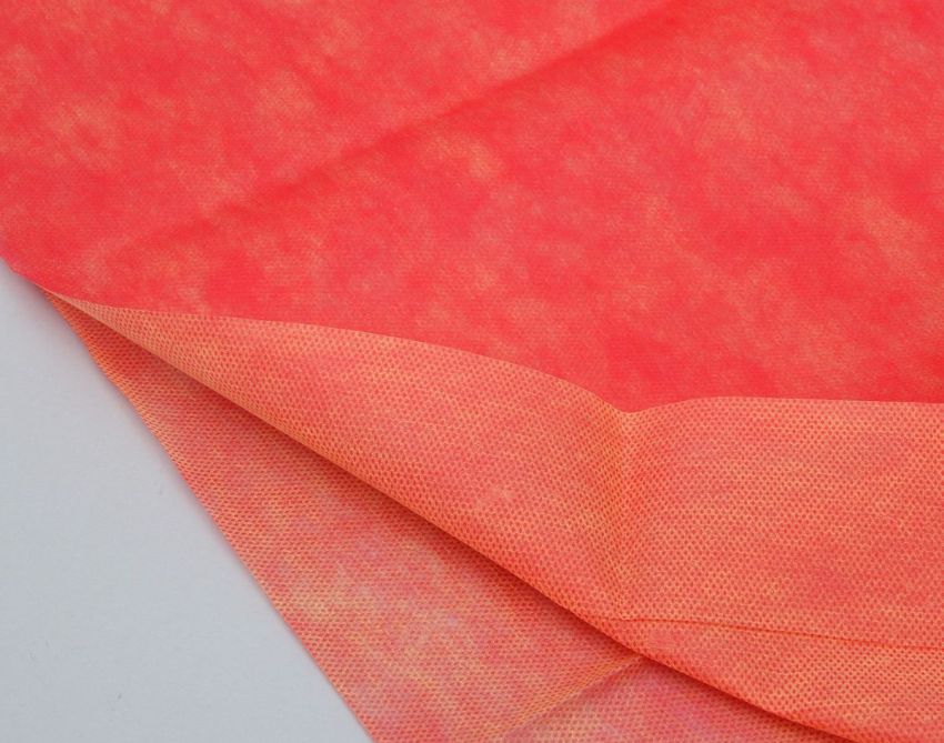 Matériau de revêtement Agrotex a une structure de tissu aérée, poreuse et translucide, néanmoins il est très résistant et ne se déchire pas. Matériau de revêtement Agrotex a une structure de tissu aérée, poreuse et translucide, néanmoins il est très résistant et ne se déchire pas.