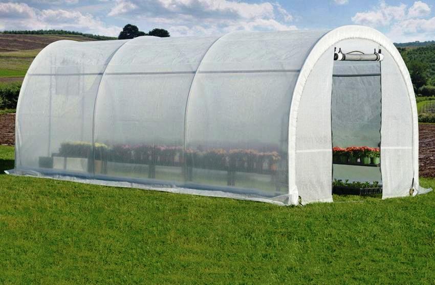 Le spunbond blanc peut résister aux gelées jusqu'à -10 ° C, il est utilisé pour couvrir les serres et réchauffer les cultures vivaces, les arbres et les arbustes pour l'hiver Le spunbond blanc peut résister aux gelées jusqu'à -10 ° C, il est utilisé pour couvrir les serres et réchauffer les cultures vivaces, les arbres et les arbustes pour l'hiver