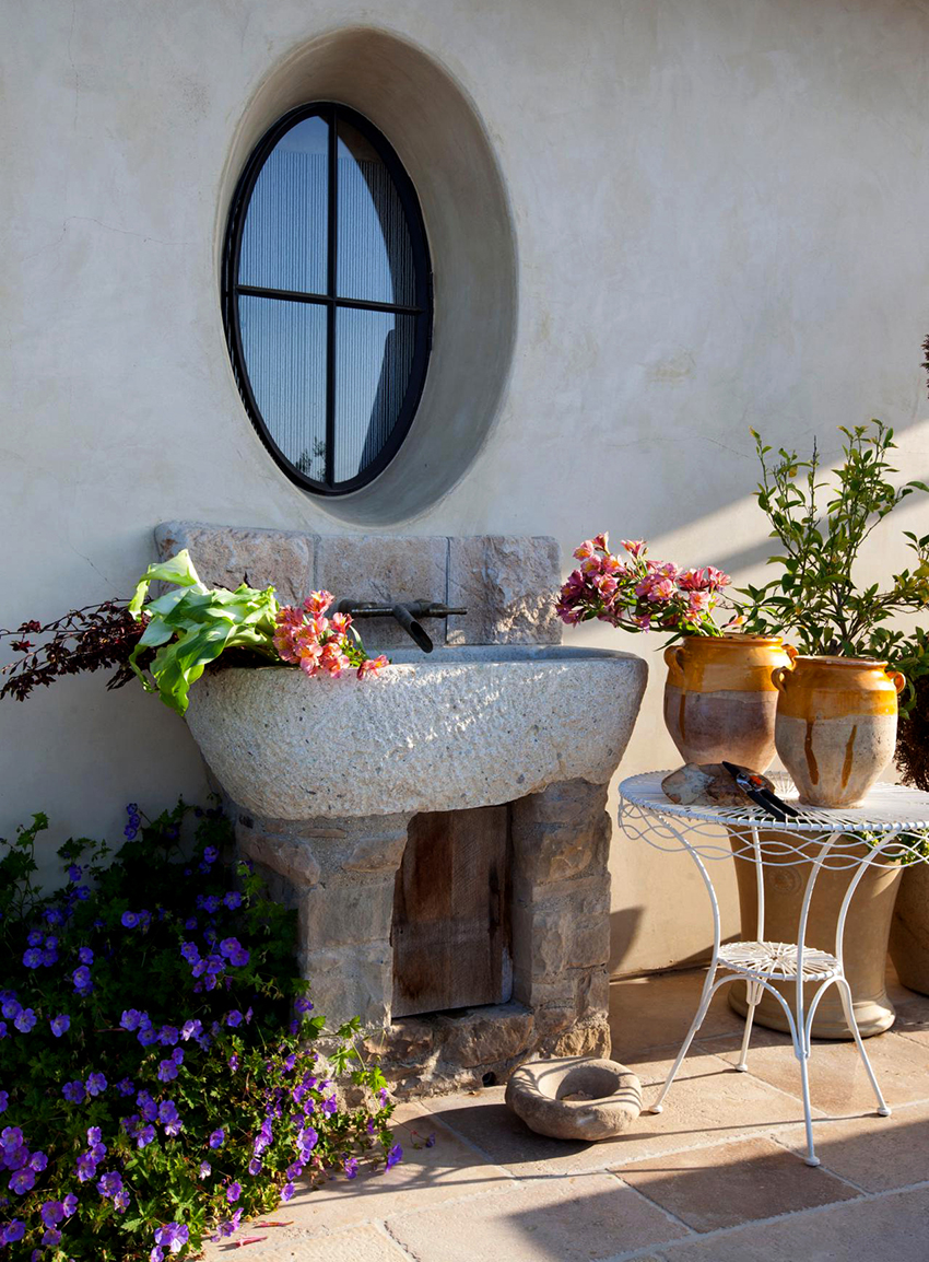 Ein handgemachtes Waschbecken kann originell und stilvoll sein Ein handgemachtes Waschbecken kann originell und stilvoll sein