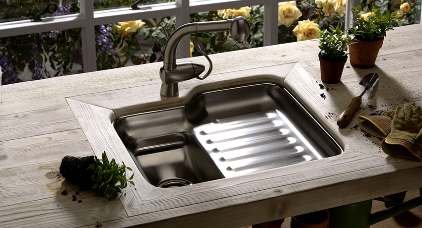 Für die Durchführung grundlegender Hygienemaßnahmen ist im Land ein Waschbecken erforderlich Landwaschbecken mit beheiztem Wasser: Komfort zu jeder Jahreszeit