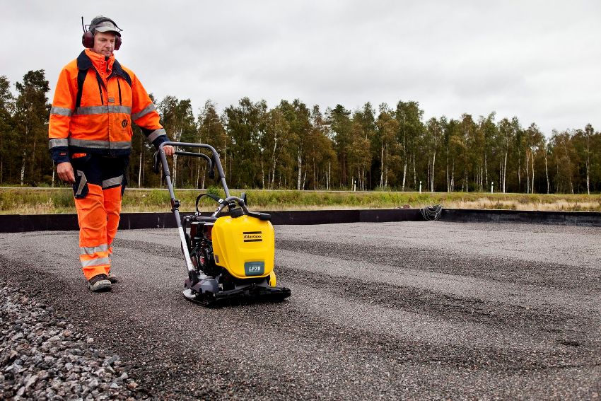 Nếu không có khối lượng lớn và làm việc liên tục cho tấm rung, thì tốt nhất là thuê đơn vị. Nếu không có khối lượng lớn và làm việc liên tục cho tấm rung, thì tốt nhất là thuê đơn vị.