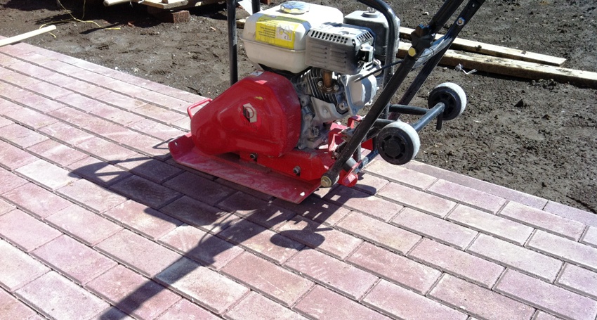 Để sử dụng an toàn tấm rung, hãy đảm bảo rằng tất cả các đai ốc và bu lông đều được siết chặt Để sử dụng an toàn tấm rung, hãy đảm bảo rằng tất cả các đai ốc và bu lông đều được siết chặt