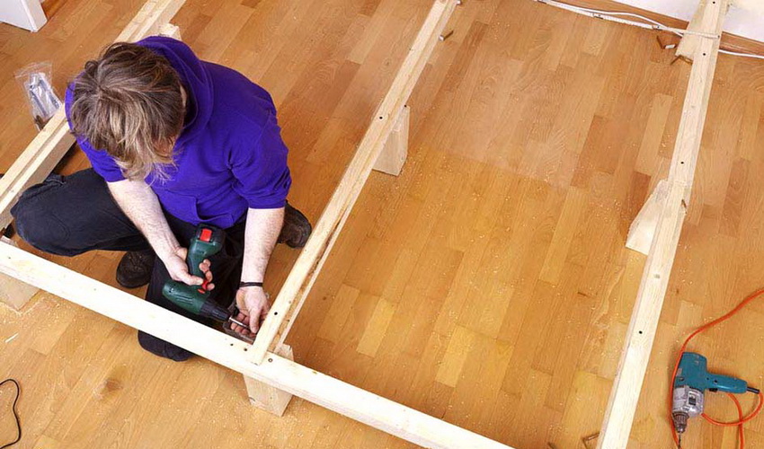 Lắp ráp khung của giường gấp trước khi lắp đặt Lắp ráp khung của giường gấp trước khi lắp đặt