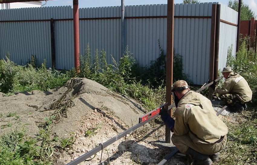 את המשקופים ניתן לקבע לעמודי התמיכה בשתי דרכים: מרותך או מוברג את המשקופים ניתן לקבע לעמודי התמיכה בשתי דרכים: מרותך או מוברג