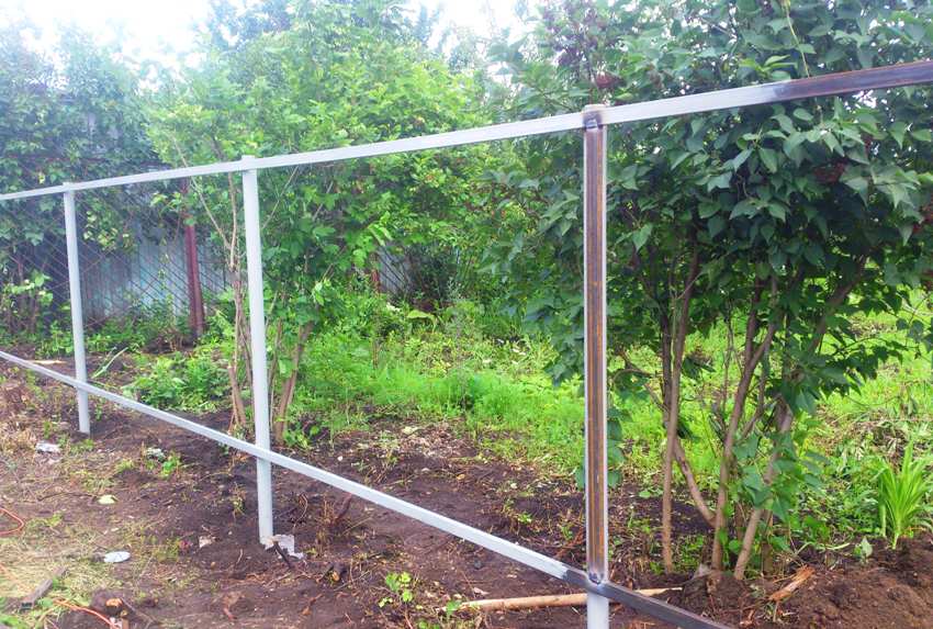 על מנת שצינורות התמיכה לא ישנו את הגיאומטריה שלהם לאורך זמן, יש לחבר אותם מלמעלה על מנת שצינורות התמיכה לא ישנו את הגיאומטריה שלהם לאורך זמן, יש לחבר אותם מלמעלה