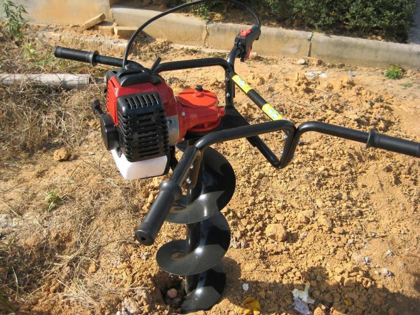 כדי להתכונן להתקנת גדר פוליקרבונט, עליך לקדוח חורים באדמה באמצעות מקדחה כדי להתכונן להתקנת גדר פוליקרבונט, עליך לקדוח חורים באדמה באמצעות מקדחה