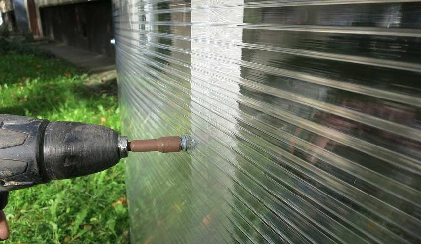 יש ליצור פער בין פוליקרבונט ואלמנטים אחרים של מבנה המגן לצורך התרחבות תרמית יש ליצור פער בין פוליקרבונט ואלמנטים אחרים של מבנה המגן לצורך התרחבות תרמית