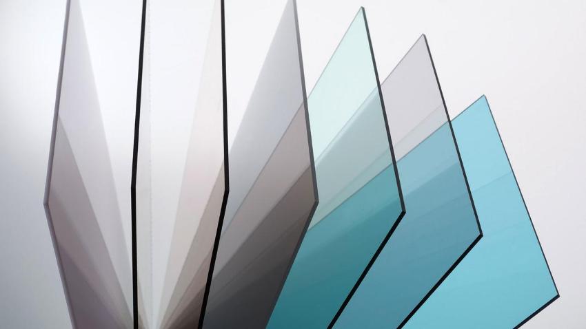 לפוליקרבונט מונוליטי אין חללים ריקים בתוך הסדין, ולכן הוא כבד וחזק יותר מהסלולרי לפוליקרבונט מונוליטי אין חללים ריקים בתוך הסדין, ולכן הוא כבד וחזק יותר מהסלולרי