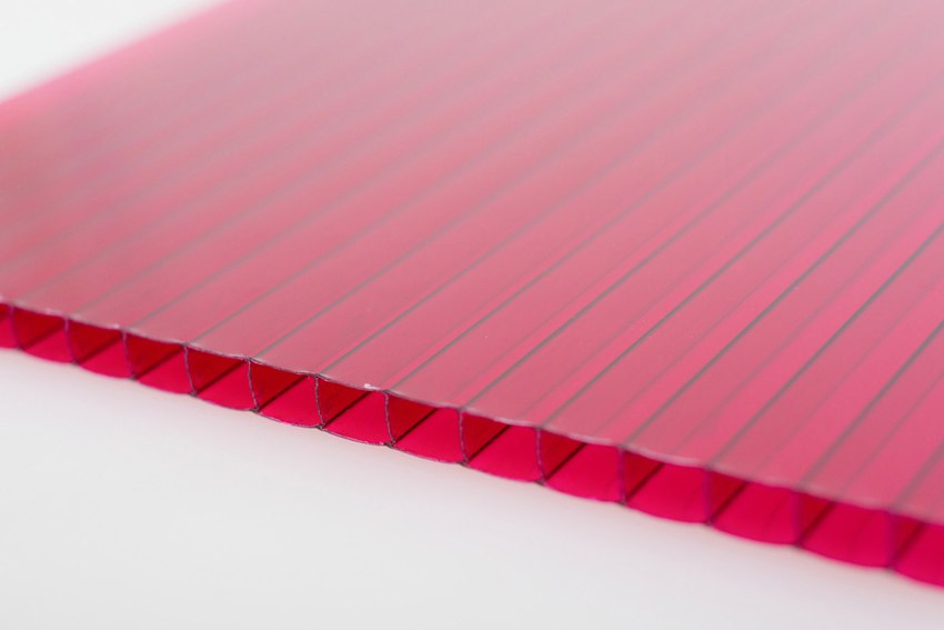 פוליקרבונט סלולרי מורכב משניים, שלושה או יותר גיליונות של פולימר שקוף, שהחלל ביניהם מחולק על ידי צלעות מקשיחות פוליקרבונט סלולרי מורכב משניים, שלושה או יותר גיליונות של פולימר שקוף, שהחלל ביניהם מחולק על ידי צלעות מקשיחות