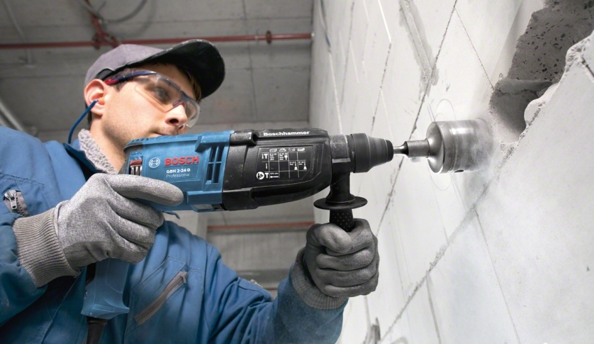 באמצעות פטיש סיבובי עם זרבובית בצורת כתר, עליך להכין את החורים לשקעים באמצעות פטיש סיבובי עם זרבובית בצורת כתר, עליך להכין את החורים לשקעים