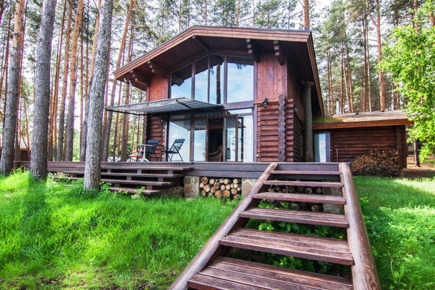 Ang pangunahing bentahe ng magkasanib na lokasyon ng bahay at ang pagligo sa ilalim ng isang solong bubong ay ang coziness at ginhawa ng mga residente Ang pangunahing bentahe ng magkasanib na lokasyon ng bahay at ang pagligo sa ilalim ng isang solong bubong ay ang coziness at ginhawa ng mga residente