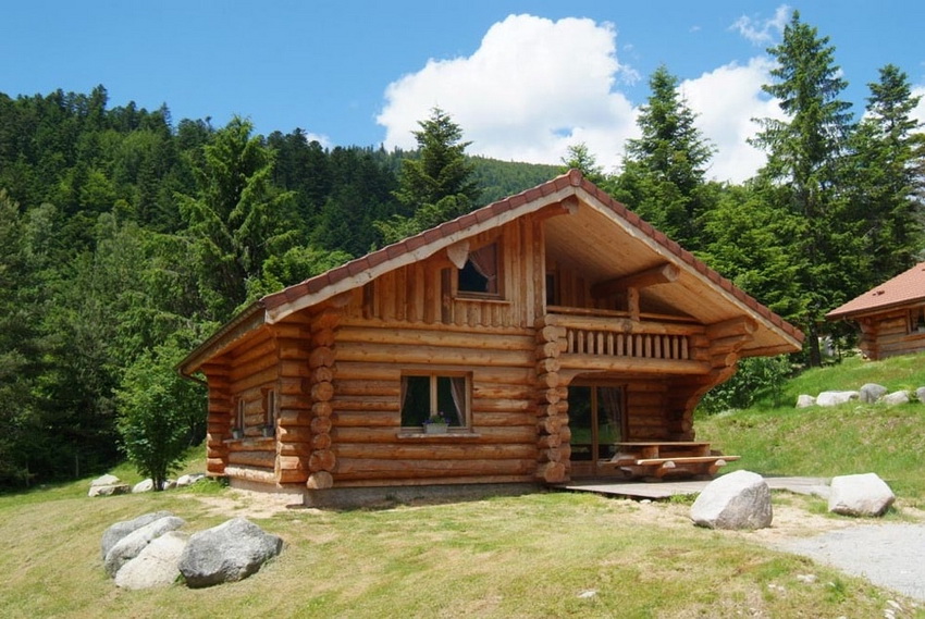 Una casa de banys construïda a partir d’un tronc sòlid pot servir els propietaris durant dècades Una casa de banys construïda a partir d’un tronc sòlid pot servir els propietaris durant dècades