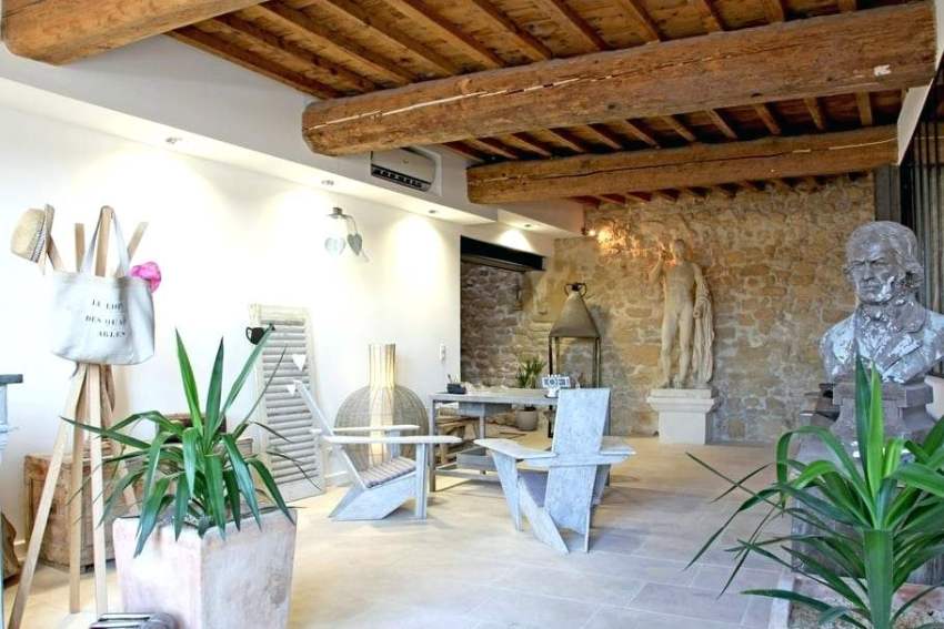 התקרה יכולה להפוך לחלק יוצא הדופן ביותר בפנים אם היא עטופה בקורות עץ מסיביות. התקרה יכולה להפוך לחלק יוצא הדופן ביותר בפנים אם היא עטופה בקורות עץ מסיביות.