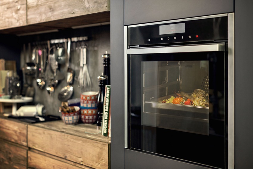 Si hi ha molts equips a la cuina o a una habitació petita, és millor comprar un forn estret de 45 cm d’amplada Si hi ha molts equips a la cuina o a una habitació petita, és millor comprar un forn estret de 45 cm d’amplada