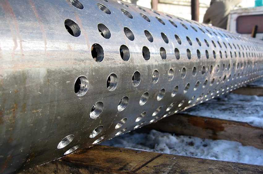 Upang makagawa ng isang filter, kailangan mo ng isang makapal na pader na tubo, isang mata na may maliit na mga cell at isang kahoy na plug Upang makagawa ng isang filter, kailangan mo ng isang makapal na pader na tubo, isang mata na may maliit na mga cell at isang kahoy na plug