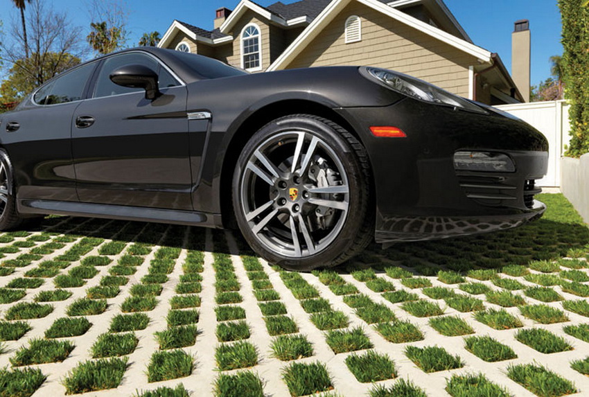 L’ús de reixes de gespa per crear places d’aparcament és una tendència cada vegada més popular L’ús de reixes de gespa per crear places d’aparcament és una tendència cada vegada més popular