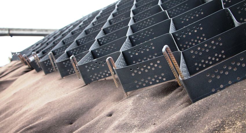 Les geogràfiques, independentment del tipus de pendent, es fixen amb ancoratges especials Les geogràfiques, independentment del tipus de pendent, es fixen amb ancoratges especials