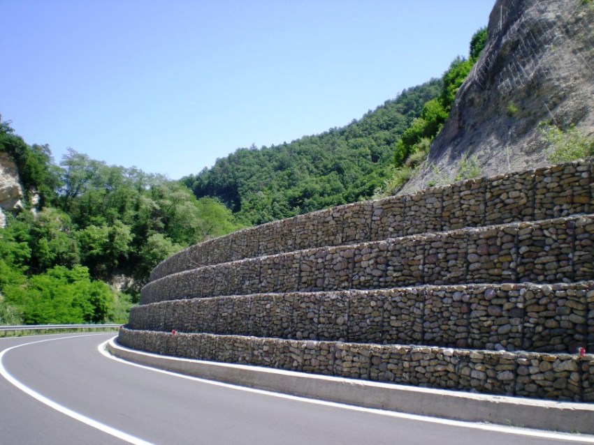Els gabions tècnics s’utilitzen per estabilitzar pendents de diversos tipus, on és impossible utilitzar altres materials Els gabions tècnics s’utilitzen per estabilitzar pendents de diversos tipus, on és impossible utilitzar altres materials