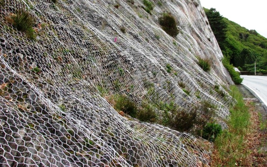 Les geomedes es poden utilitzar en cas d’argila i pendents rocosos quan s’omplen de formigó, pedres, còdols Les geomedes es poden utilitzar en cas d’argila i pendents rocosos quan s’omplen de formigó, pedres, còdols