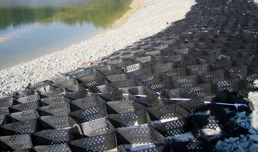 La mida de les cèl·lules de geomalla depèn directament de la pendent del pendent de reforç La mida de les cèl·lules de geomalla depèn directament de la pendent del pendent de reforç