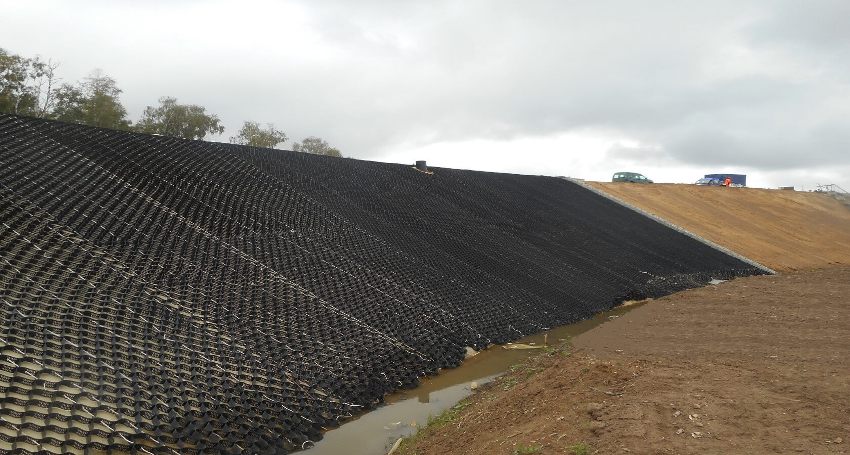 Les georeixetes es fabriquen a partir de cintes de polímer, subjectes entre si en un ordre determinat Les georeixetes es fabriquen a partir de cintes de polímer, subjectes entre si en un ordre determinat