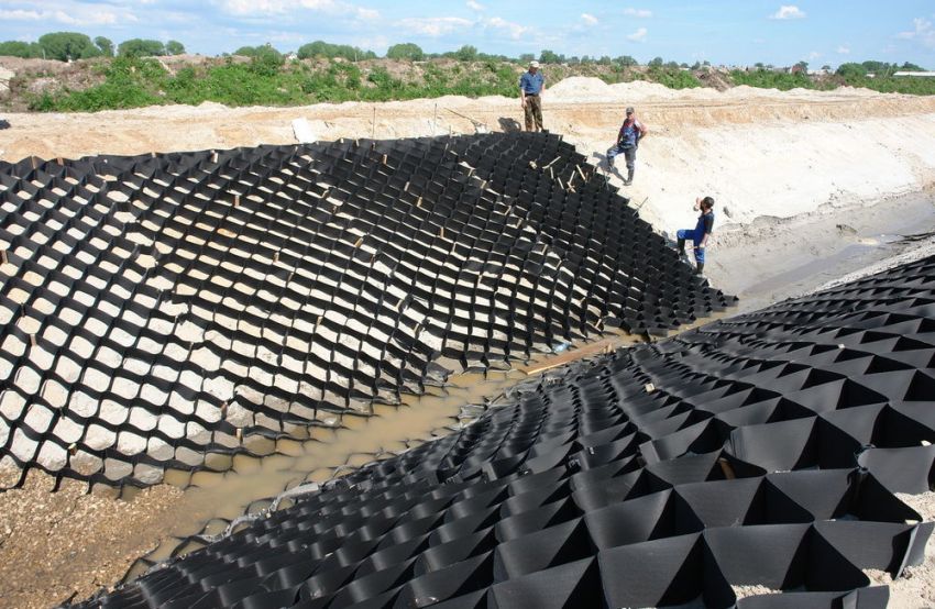 Per evitar que l’obra es llisqui cap a l’aigua o un barranc, cal col·locar un llenç sintètic Per evitar que l’obra es llisqui cap a l’aigua o un barranc, cal col·locar un llenç sintètic