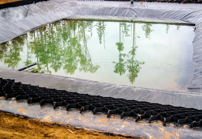 La quadrícula de polímers reté les fraccions del sòl, però no interfereix amb la circulació normal del fluid La quadrícula de polímers reté les fraccions del sòl, però no interfereix amb la circulació normal del fluid