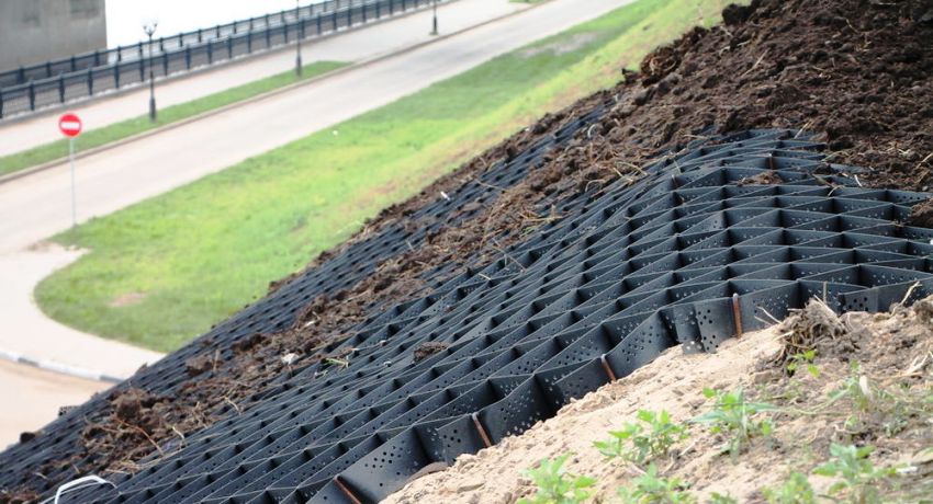 Les geogràfiques tenen un elevat nivell d’elasticitat, són neutres a ambients agressius i no són tòxiques Geogrila per reforçar talussos, masses d’aigua i altres elements paisatgístics