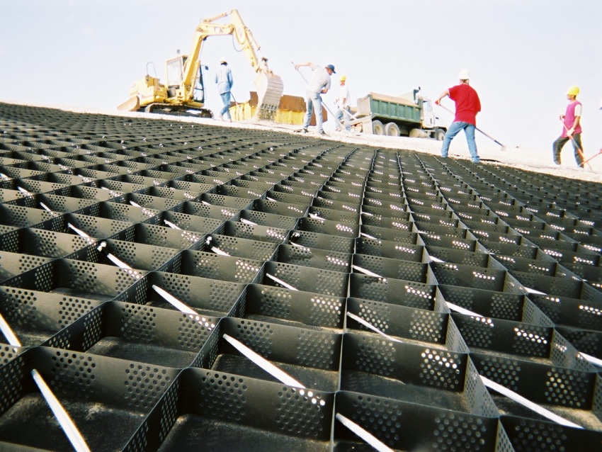 Es poden utilitzar diversos tipus de xarxes geogràfiques per reforçar un lloc de formigó asfaltat destinat a estacionar un transport de mercaderies Es poden utilitzar diversos tipus de xarxes geogràfiques per reforçar un lloc de formigó asfaltat destinat a estacionar un transport de mercaderies