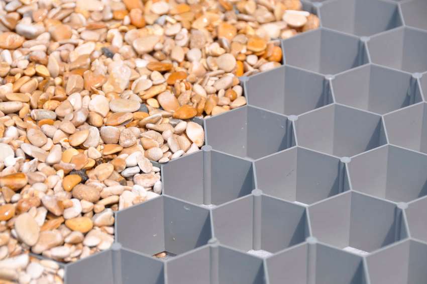 L'ompliment de les finestres d'una geomalla de plàstic amb farciment es realitza a tota l'alçada de les cel·les L'ompliment de les finestres d'una geomalla de plàstic amb farciment es realitza a tota l'alçada de les cel·les