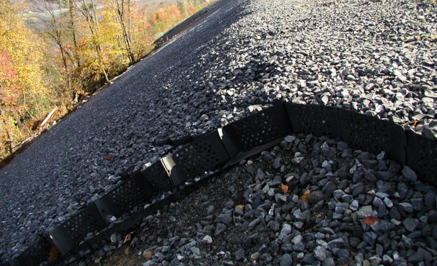 Quan s’estira, la geomalla forma un marc estable, que es fixa a la superfície del sòl amb un farciment Quan s’estira, la geomalla forma un marc estable, que es fixa a la superfície del sòl amb un farciment