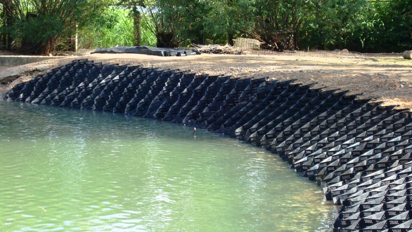 La geomalla no tòxica transmet bé els corrents d’aigua i no destrueix el relleu inferior La geomalla no tòxica transmet bé els corrents d’aigua i no destrueix el relleu inferior