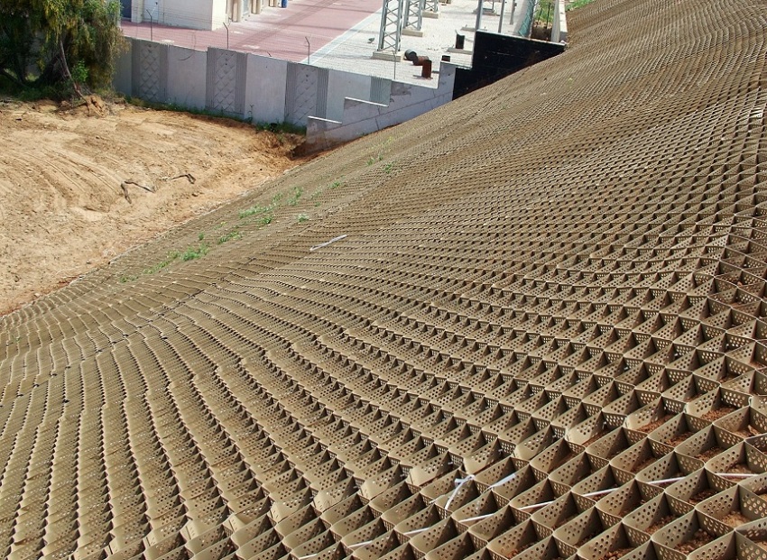 La geomalla instal·lada als talussos enforteix i estabilitza el sòl, impedeix que el sòl baixi La geomalla instal·lada als talussos enforteix i estabilitza el sòl, impedeix que el sòl baixi