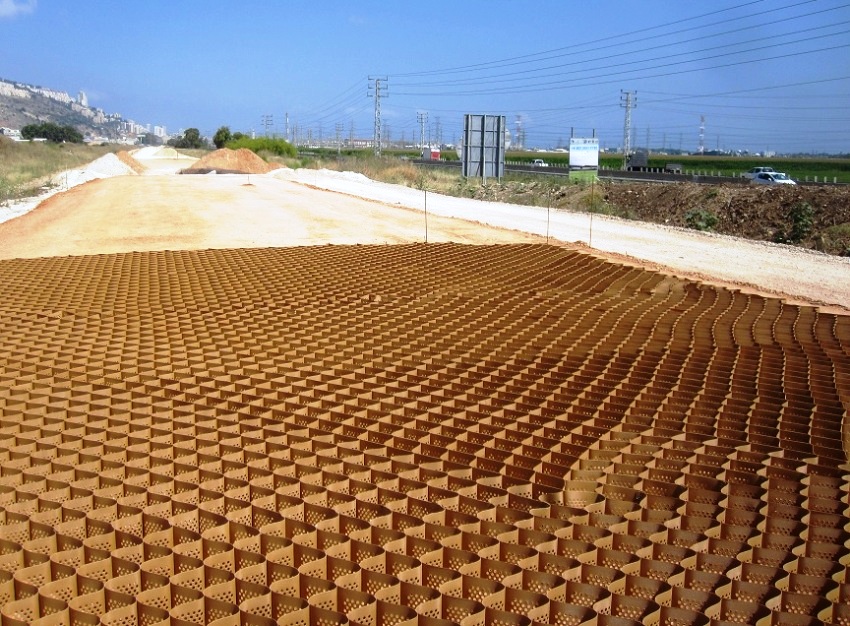 A l’hora d’escollir un geomaterial, cal tenir en compte diversos factors: l’angle de pendent de la base, el tipus de sòl, les característiques de l’objecte de reforç A l’hora d’escollir un geomaterial, cal tenir en compte diversos factors: l’angle de pendent de la base, el tipus de sòl, les característiques de l’objecte de reforç