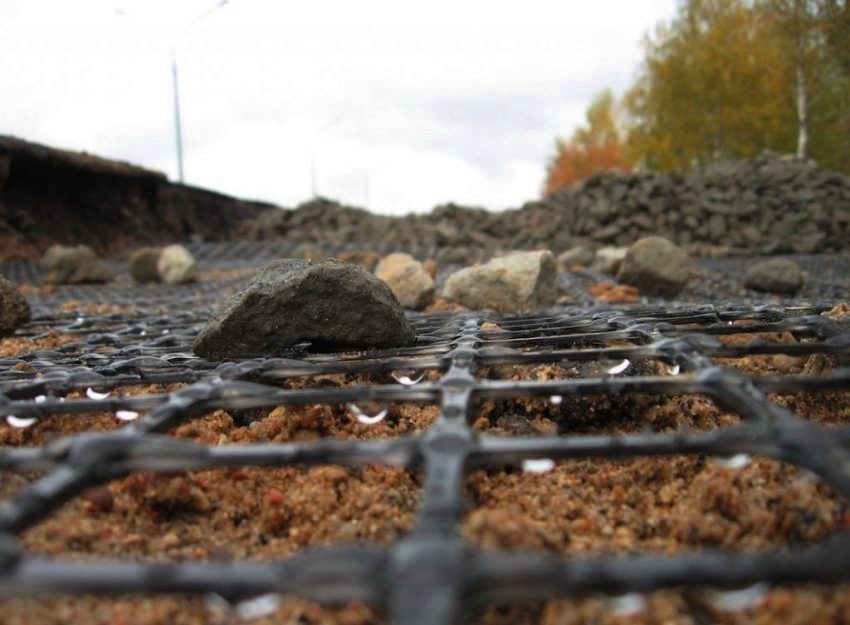 Per reduir el cost de col·locar la geomalla, les cèl·lules es cobreixen amb material de la zona indicada Per reduir el cost de col·locar la geomalla, les cèl·lules es cobreixen amb material de la zona indicada