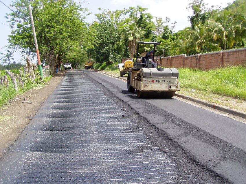 El reforçament fiable de les carreteres es pot dur a terme mitjançant una capa estable i duradora, que consisteix en una geomalla El reforçament fiable de les carreteres es pot dur a terme mitjançant una capa estable i duradora, que consisteix en una geomalla